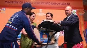 महाकुंभ में नमस्ते योजना के तहत सफाई कर्मियों को पीपीई किट वितरित महाकुंभ में नमस्ते योजना के तहत सफाई कर्मियों को पीपीई किट वितरित