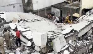 मकान की छत गिरने से एक परिवार के पांच सदस्यों की मौत