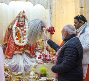 प्रधानमंत्री ने मुखबा में मां गंगा की पूजा-अर्चना की प्रधानमंत्री ने मुखबा में मां गंगा की पूजा-अर्चना की