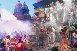  वाराणसी में जलती चिताओं के बीच श्रद्धालुओं और नागा साधुओं ने होली खेली