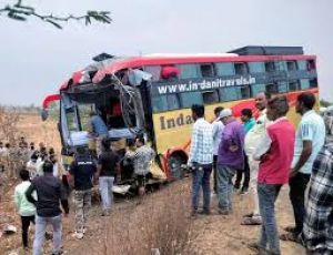 बस और कार की टक्कर में पांच लोगों की मौत