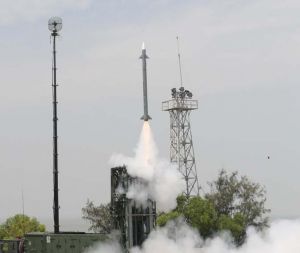 डीआरडीओ ने सतह से हवा में मार करने वाली मिसाइल का किया सफल परीक्षण डीआरडीओ ने सतह से हवा में मार करने वाली मिसाइल का किया सफल परीक्षण