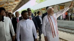 प्रधानमंत्री मोदी ने श्रीलंका में रेल परियोजनाओं को दिखाई हरी झंडी प्रधानमंत्री मोदी ने श्रीलंका में रेल परियोजनाओं को दिखाई हरी झंडी