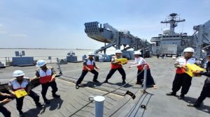 म्यांमार के भूकंप पीड़ितों के लिए 405 टन चावल लेकर पहुंचा नौसेना का जहाज