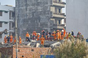 दिल्ली के मुस्तफाबाद में इमारत गिरने से 4 की मौत, कई के फंसे होने की आशंका