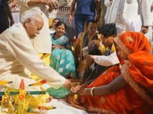 आरएसएस प्रमुख मोहन भागवत ने सामूहिक विवाह में किया कन्यादान