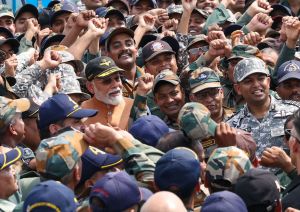 आदमपुर एयरबेस पहुंचकर पीएम ने बढ़ाया जवानों का हौसला