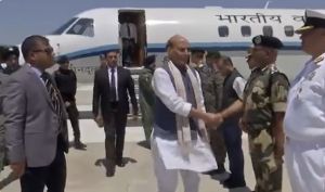 रक्षा मंत्री राजनाथ सिंह पहुंचे भुज एयरबेस, वायुसेना के योद्धाओं से करेंगे बातचीत 