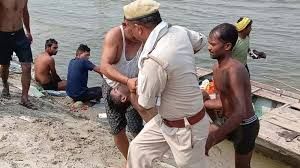 गंगा घाट पर पिता-पुत्र समेत एक ही परिवार के तीन लोग डूबे गंगा घाट पर पिता-पुत्र समेत एक ही परिवार के तीन लोग डूबे