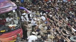 अनियंत्रित प्रशंसक, तैयारियों में चूके अधिकारी , नतीजा मातम में बदला जश्न अनियंत्रित प्रशंसक, तैयारियों में चूके अधिकारी , नतीजा मातम में बदला जश्न