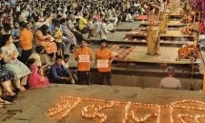 अहमदाबाद विमान दुर्घटना : दशाश्वमेध घाट पर 1,100 दीप जलाकर दी गई मृतकों को श्रद्धांजलि