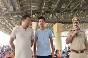  पुलिस में एक साथ भर्ती हुए सेवानिवृत्त फौजी और उनका बेटा: शाह और योगी ने दिया नियुक्ति पत्र