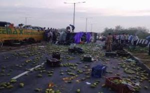 आम ले जा रहा वाहन फ्लाईओवर से गिरा, चार की मौत