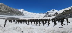 सियाचिन से लेकर विशाखापत्तनम तक भारतीय सेना ने मनाया अंतरराष्ट्रीय योग दिवस सियाचिन से लेकर विशाखापत्तनम तक भारतीय सेना ने मनाया अंतरराष्ट्रीय योग दिवस