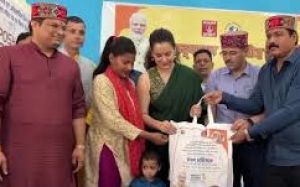 कंगना रनौत ने बांटी पीएम पोषण किट कंगना रनौत ने बांटी पीएम पोषण किट