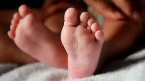 महिला ने झांसी प्लेटफार्म पर दिया बच्ची को जन्म महिला ने झांसी प्लेटफार्म पर दिया बच्ची को जन्म