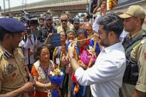 अमरनाथ यात्रा पर निकले श्रद्धालुओं का स्थानीय लोगों ने गर्मजोशी से स्वागत किया