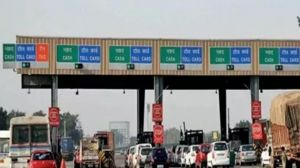  केंद्र सरकार ने पुल, फ्लाईओवर, सुरंग वाले राजमार्गों के लिए टोल रेट्स में 50 प्रतिशत तक की कटौती की