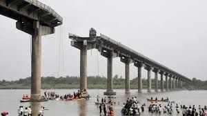 वडोदरा पुल हादसा : मृतकों की संख्या बढ़कर 19 पहुंची, लापता लोगों की तलाश अब भी जारी वडोदरा पुल हादसा : मृतकों की संख्या बढ़कर 19 पहुंची, लापता लोगों की तलाश अब भी जारी