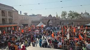 सावन शिवरात्रि पर शिव मंदिरों में श्रद्धालुओं की भारी भीड़ सावन शिवरात्रि पर शिव मंदिरों में श्रद्धालुओं की भारी भीड़