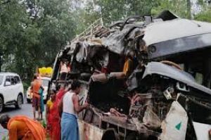  झारखंड में बस और ट्रक के बीच टक्कर में छह कांवड़ियों की मौत और 24 लोग घायल