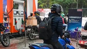 और अब यहां, 'हेलमेट नहीं, तो पेट्रोल नहीं" का आदेश