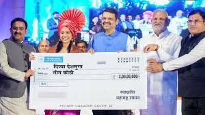 महाराष्ट्र के मुख्यमंत्री ने विश्व शतरंज चैंपियन दिव्या देशमुख को तीन करोड़ रूपये पुरस्कार दिया