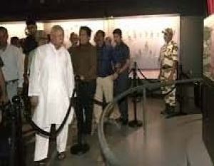 आरएसएस प्रमुख ने नागपुर संग्रहालय का दौरा किया, शिवाजी महाराज का &lsquo;वाघ-नख' देखा