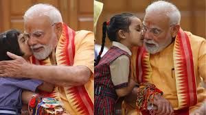 प्रधानमंत्री मोदी ने स्कूली छात्राओं और ब्रह्माकुमारी सदस्यों के साथ रक्षाबंधन मनाया