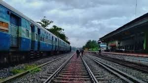  केरल में चलती ट्रेन से बुजुर्ग महिला को धक्का देकर नीचे गिराया, पैसा और मोबाइल फोन लूटा