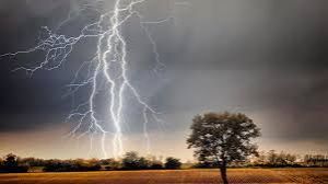 बिजली गिरने से तीन छात्राओं समेत चार लोगों की मौत