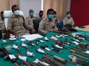  झारखंड में बंदूक फैक्टरी से हथियार और गोला-बारूद बरामद, दो आरोपी गिरफ्तार