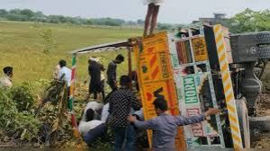 केलों से भरा ट्रक पलटा, लोग ले गए केले