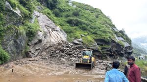 उत्तराखंड में मूसलाधार बारिश से जनजीवन ठप, स्कूल बंद और चारधाम यात्रा स्थगित उत्तराखंड में मूसलाधार बारिश से जनजीवन ठप, स्कूल बंद और चारधाम यात्रा स्थगित