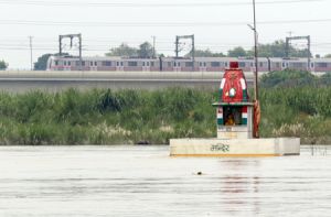 दिल्ली में यमुना बैंक मेट्रो स्टेशन के नजदीक पहुंचा बाढ़ का पानी दिल्ली में यमुना बैंक मेट्रो स्टेशन के नजदीक पहुंचा बाढ़ का पानी