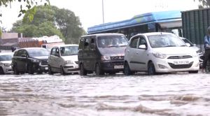 दिल्ली में यमुना खतरे के निशान से ऊपर, निगम बोध घाट बंद, हजारों लोग सुरक्षित स्थानों पर पहुंचाए गए दिल्ली में यमुना खतरे के निशान से ऊपर, निगम बोध घाट बंद, हजारों लोग सुरक्षित स्थानों पर पहुंचाए गए