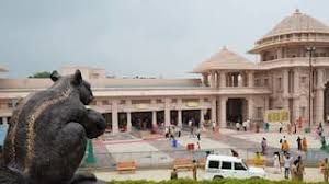 अयोध्या में राम जन्मभूमि पर मंदिर को निहारती गिलहरी की मूर्ति स्थापित