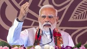 प्रधानमंत्री मोदी वाराणसी पहुंचे, काशी के लोगों ने पुष्प वर्षा कर स्वागत किया