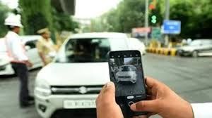 &lsquo;हेलमेट न पहनने' पर कार मालिक पर जुर्माना, पुलिस ने मानवीय भूल बताया