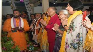 वाराणसी की गंगा आरती में शामिल हुए मॉरीशस के प्रधानमंत्री