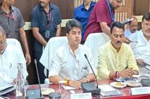  सिंधिया ने विकास परियोजनाओं की प्रगति की समीक्षा की, ग्वालियर की सड़कों की खराब हालत को स्वीकार किया