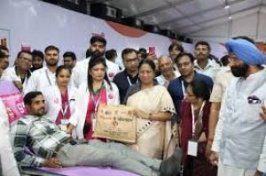 दिल्ली की मुख्यमंत्री और मंत्रियों ने प्रधानमंत्री मोदी के जन्मदिन के मौके पर रक्तदान किया