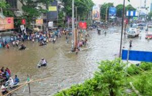  कोलकाता में मूसलाधार बारिश से जनजीवन ठप, करंट लगने से सात लोगों की मौत