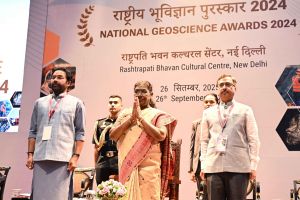 राष्ट्रपति मुर्मु ने प्रदान किए राष्ट्रीय भू-विज्ञान पुरस्कार , दुर्लभ खनिजों की आत्मनिर्भरता पर दिया जोर