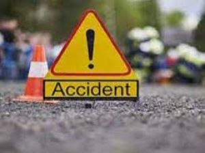  डिनर कर लौट रहे तीन दोस्तों की सड़क दुर्घटना में मौत