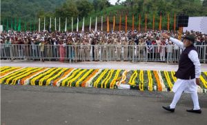  राष्ट्रीय एकता दिवस: परेड मार्ग पर पीएम मोदी का पैदल सफर, लोगों का किया अभिवादन  