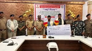 झारखंड के लातेहार में पांच लाख रुपये के इनामी नक्सली समेत दो नक्सलियों ने आत्मसमर्पण किया