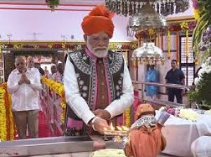 प्रधानमंत्री मोदी ने गुजरात के देवमोगरा में आदिवासी समुदाय की देवी की पूजा-अर्चना की