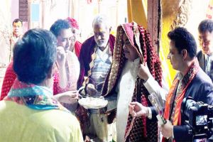 मथुरा में केंद्रीय मंत्री नितिन गडकरी ने राधा रानी मंदिर में दर्शन किये मथुरा में केंद्रीय मंत्री नितिन गडकरी ने राधा रानी मंदिर में दर्शन किये