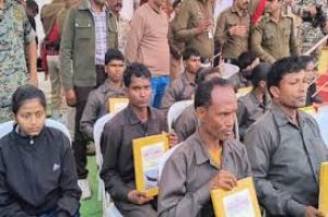 10 इनामी नक्सलियों का समर्पण, मुख्यमंत्री ने सभी को संविधान की प्रति दी 10 इनामी नक्सलियों का समर्पण, मुख्यमंत्री ने सभी को संविधान की प्रति दी